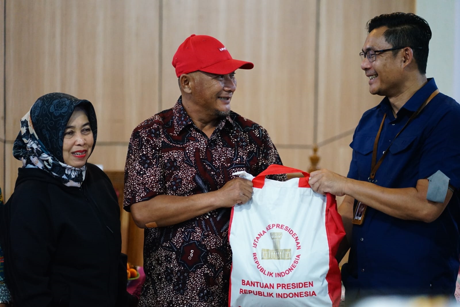 Pj Bupati Hadiri Penyerahan Seribu Paket Sembako dari Staf Kepresidenan